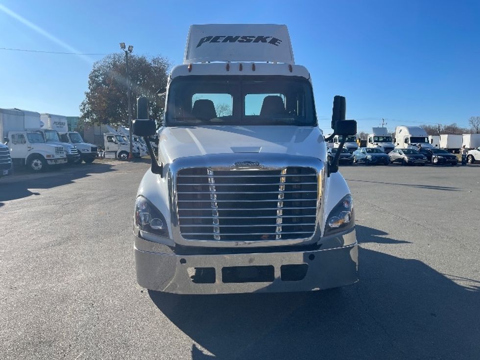 Day Cab Tractor-Heavy Duty Tractors-Freightliner-2019-Cascadia 12542ST-Mebane-NC-555,968\n\t\tmiles-$ 32,750 - Image 2