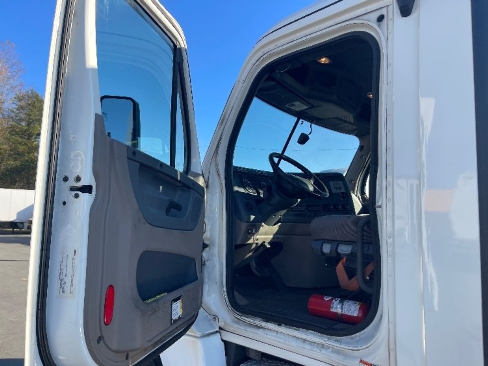 Day Cab Tractor-Heavy Duty Tractors-Freightliner-2019-Cascadia 12542ST-Mebane-NC-555,968\n\t\tmiles-$ 32,750 - Image 9