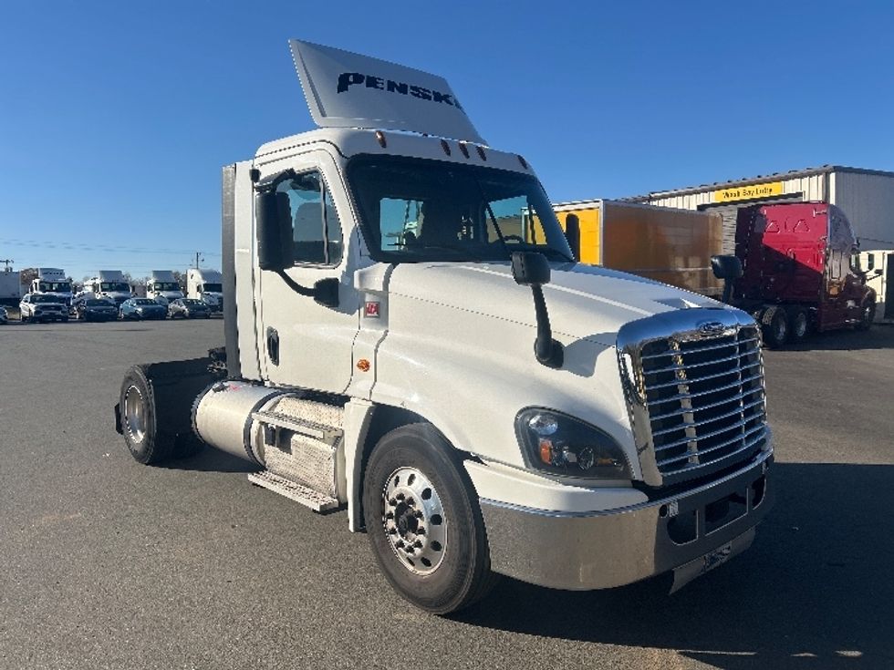 Day Cab Tractor-Heavy Duty Tractors-Freightliner-2019-Cascadia 12542ST-Mebane-NC-557,150\n\t\tmiles-$ 32,750 - Image 1
