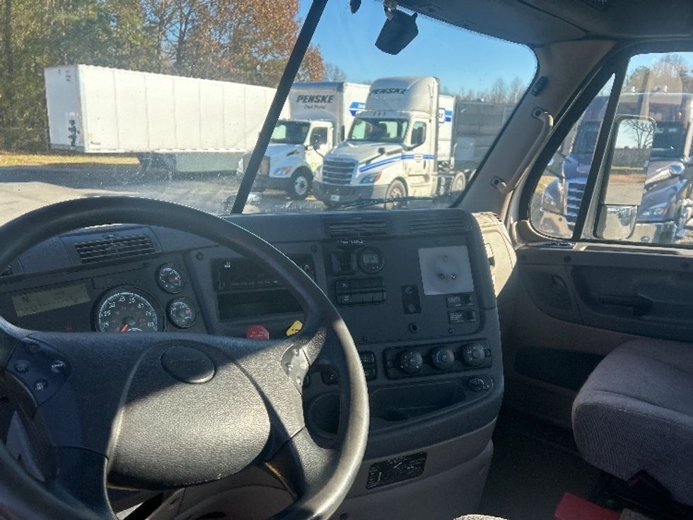 Day Cab Tractor-Heavy Duty Tractors-Freightliner-2019-Cascadia 12542ST-Mebane-NC-557,150\n\t\tmiles-$ 32,750 - Image 10