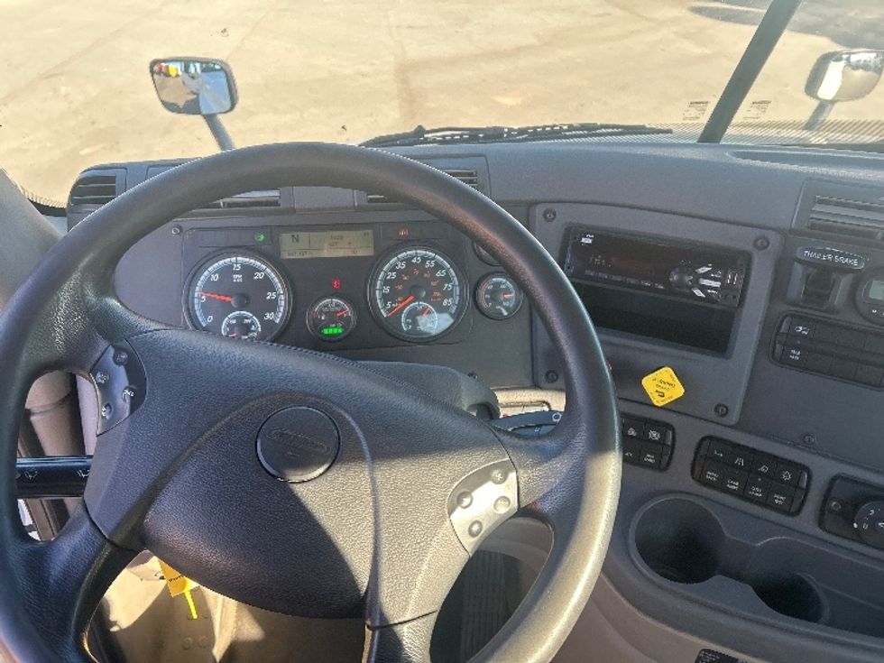Day Cab Tractor-Heavy Duty Tractors-Freightliner-2019-Cascadia 12542ST-Mebane-NC-557,150\n\t\tmiles-$ 32,750 - Image 11