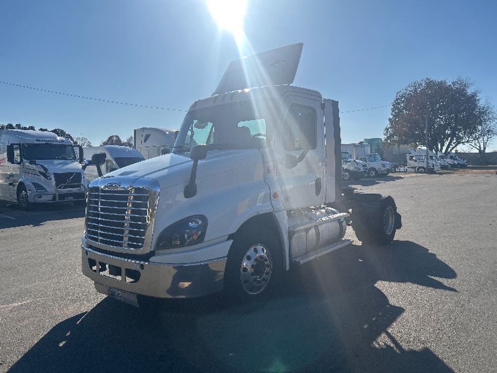 Day Cab Tractor-Heavy Duty Tractors-Freightliner-2019-Cascadia 12542ST-Mebane-NC-557,150\n\t\tmiles-$ 32,750 - Image 3