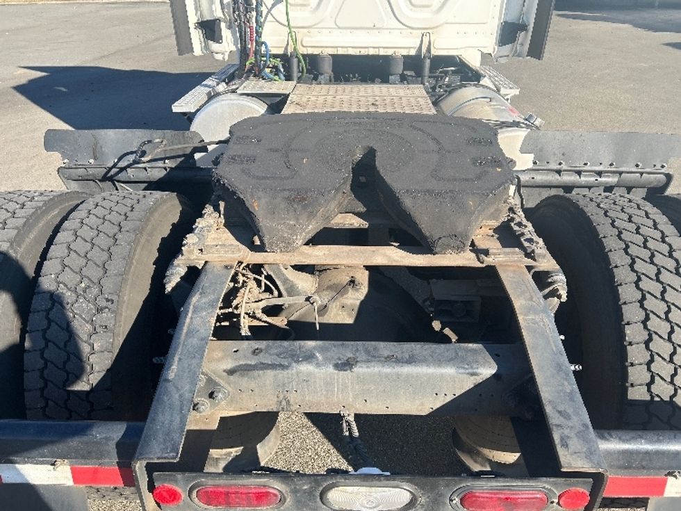 Day Cab Tractor-Heavy Duty Tractors-Freightliner-2019-Cascadia 12542ST-Mebane-NC-557,150\n\t\tmiles-$ 32,750 - Image 6