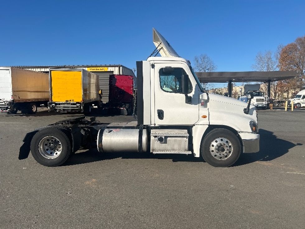 Day Cab Tractor-Heavy Duty Tractors-Freightliner-2019-Cascadia 12542ST-Mebane-NC-557,150\n\t\tmiles-$ 32,750 - Image 8