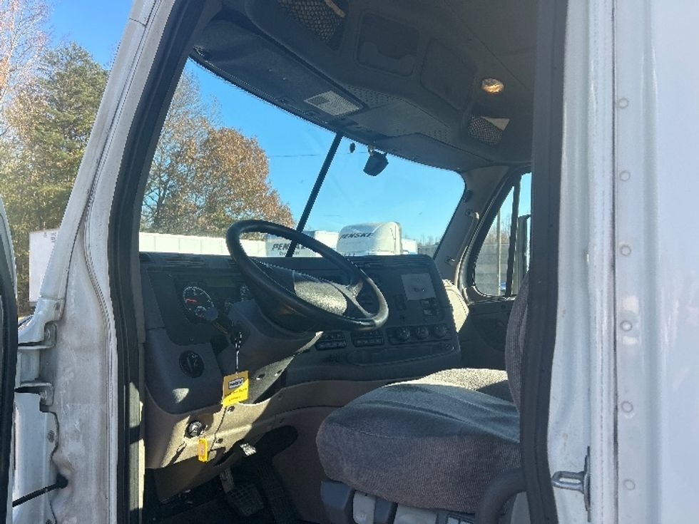 Day Cab Tractor-Heavy Duty Tractors-Freightliner-2019-Cascadia 12542ST-Mebane-NC-557,150\n\t\tmiles-$ 32,750 - Image 9