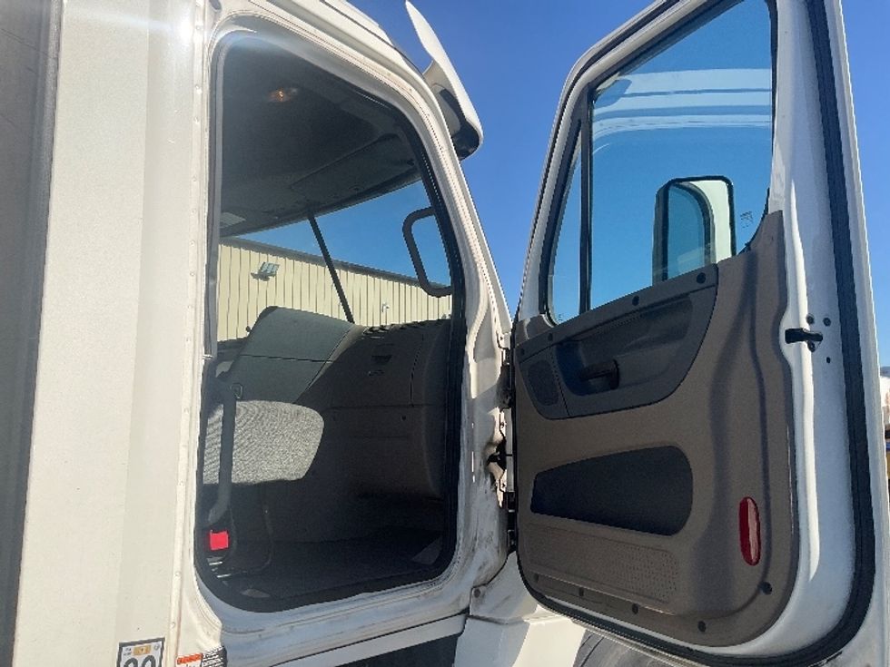 Day Cab Tractor-Heavy Duty Tractors-Freightliner-2019-Cascadia 12542ST-Montebello-CA-265,438\n\t\tmiles-$ 39,500 - Image 12