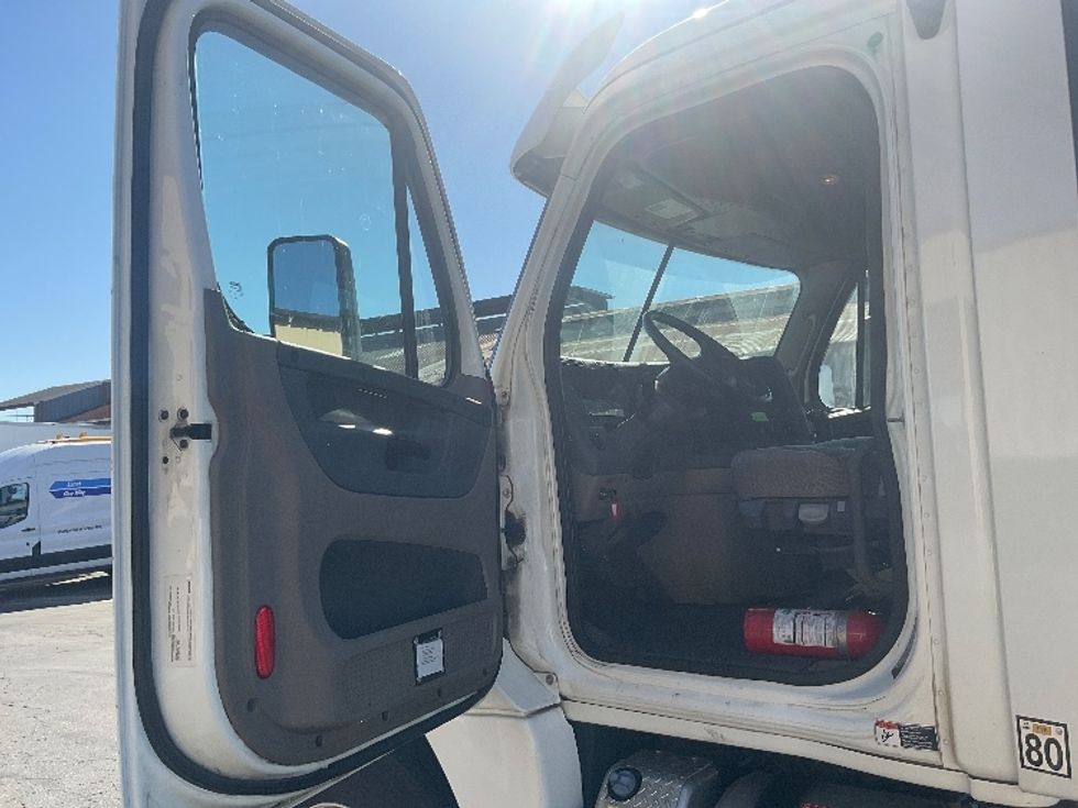 Day Cab Tractor-Heavy Duty Tractors-Freightliner-2019-Cascadia 12542ST-Montebello-CA-265,438\n\t\tmiles-$ 39,500 - Image 9