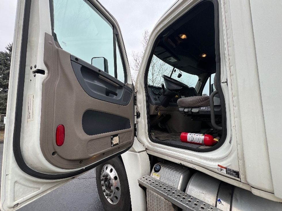 Day Cab Tractor-Heavy Duty Tractors-Freightliner-2019-Cascadia 12542ST-Montgomery-NY-340,016\n\t\tmiles-$ 40,250 - Image 9