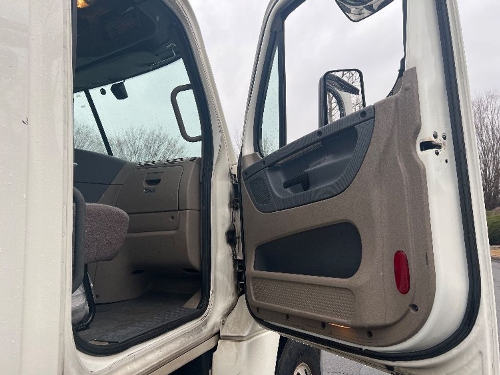 Day Cab Tractor-Heavy Duty Tractors-Freightliner-2019-Cascadia 12542ST-Montgomery-NY-342,672\n\t\tmiles-$ 40,000 - Image 12