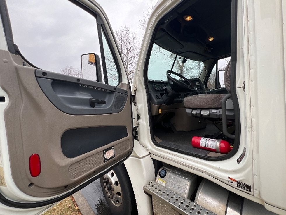 Day Cab Tractor-Heavy Duty Tractors-Freightliner-2019-Cascadia 12542ST-Montgomery-NY-342,672\n\t\tmiles-$ 40,000 - Image 9