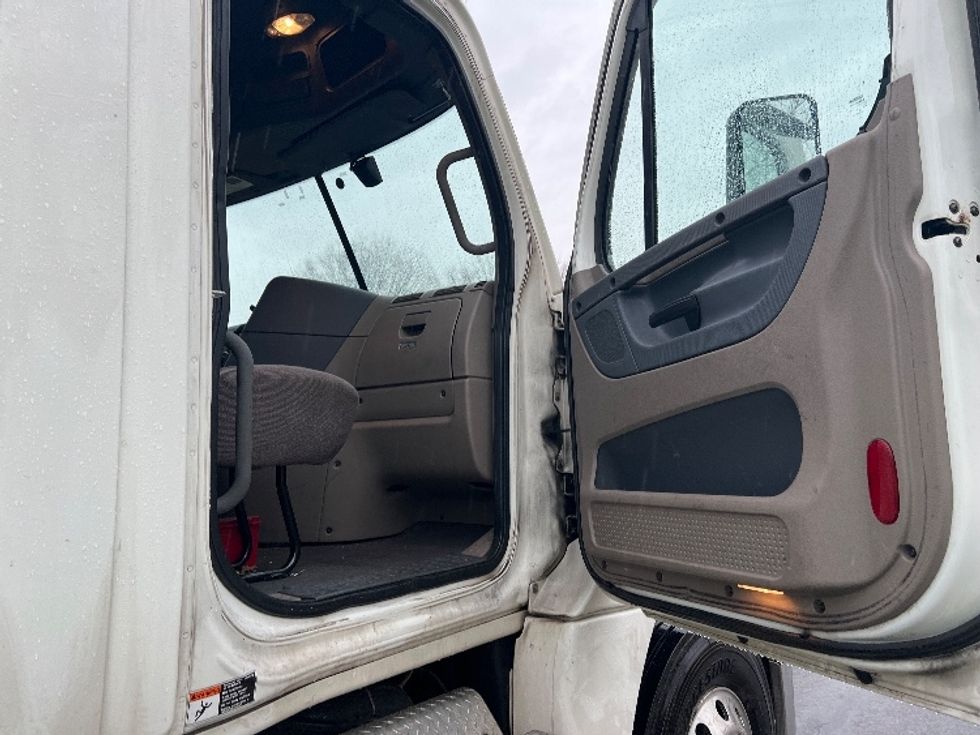Day Cab Tractor-Heavy Duty Tractors-Freightliner-2019-Cascadia 12542ST-Montgomery-NY-355,652\n\t\tmiles-$ 39,500 - Image 12