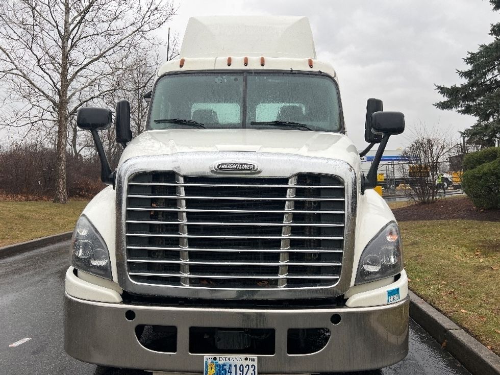 Day Cab Tractor-Heavy Duty Tractors-Freightliner-2019-Cascadia 12542ST-Montgomery-NY-355,652\n\t\tmiles-$ 39,500 - Image 2