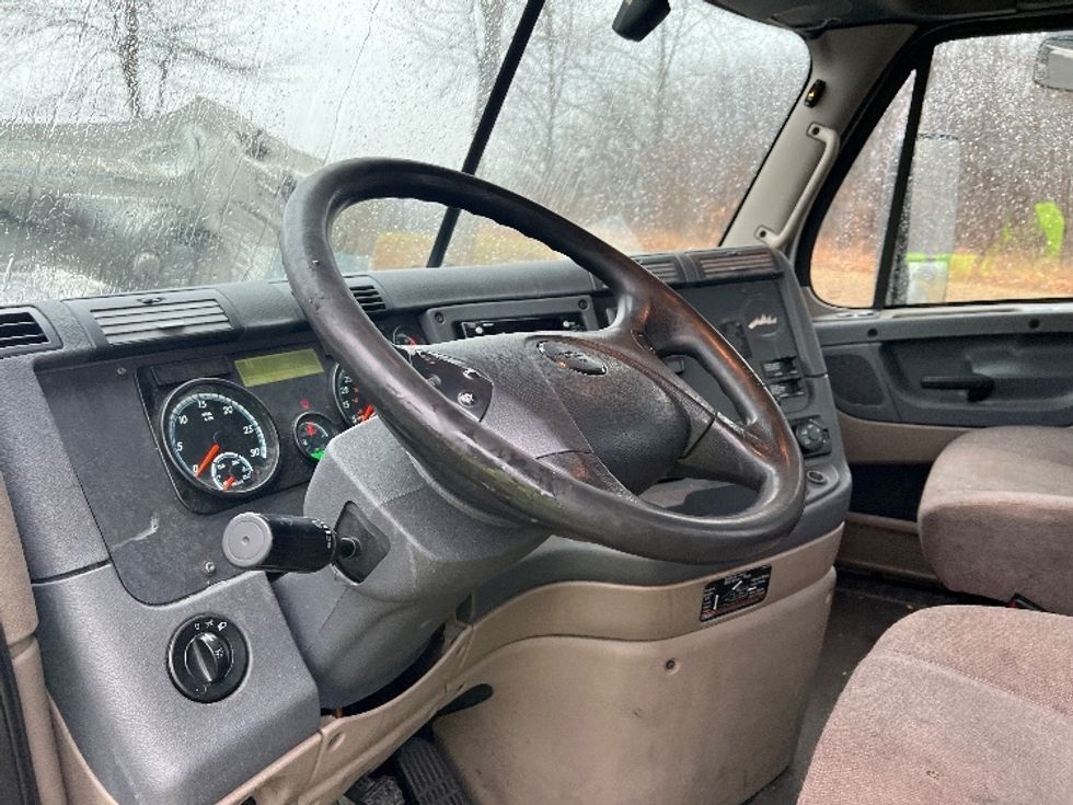 Day Cab Tractor-Heavy Duty Tractors-Freightliner-2019-Cascadia 12542ST-Montgomery-NY-369,018\n\t\tmiles-$ 28,750 - Image 10