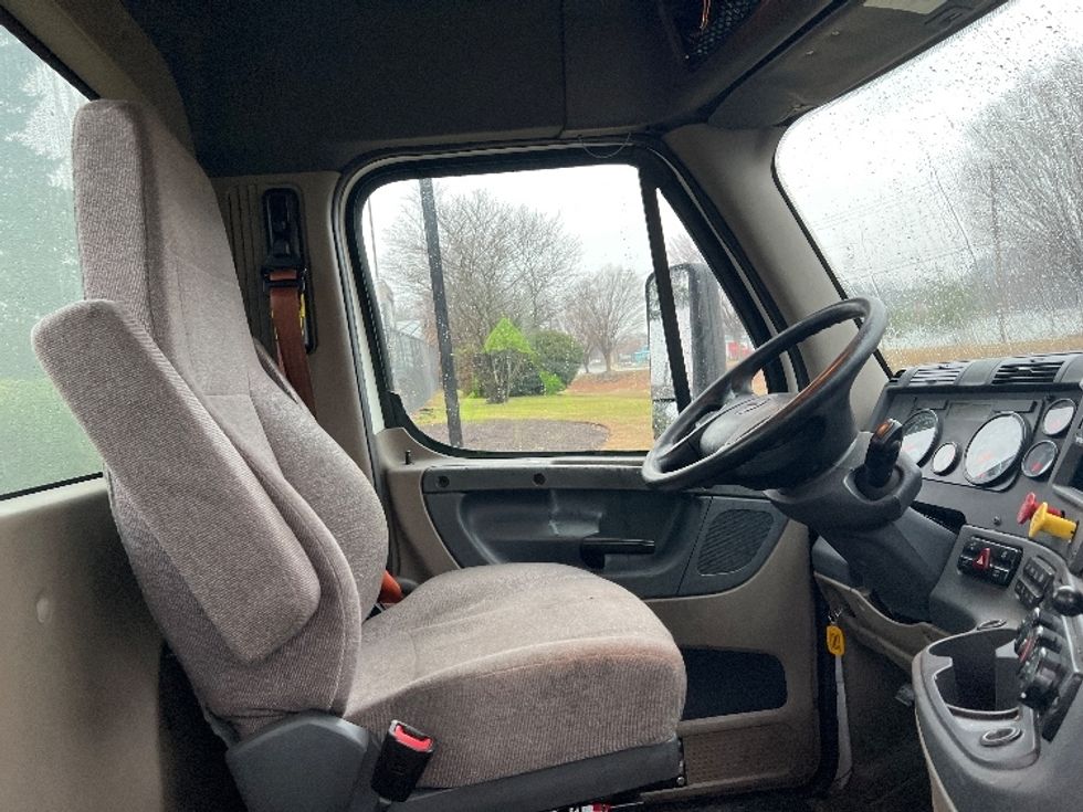 Day Cab Tractor-Heavy Duty Tractors-Freightliner-2019-Cascadia 12542ST-Montgomery-NY-369,018\n\t\tmiles-$ 28,750 - Image 14