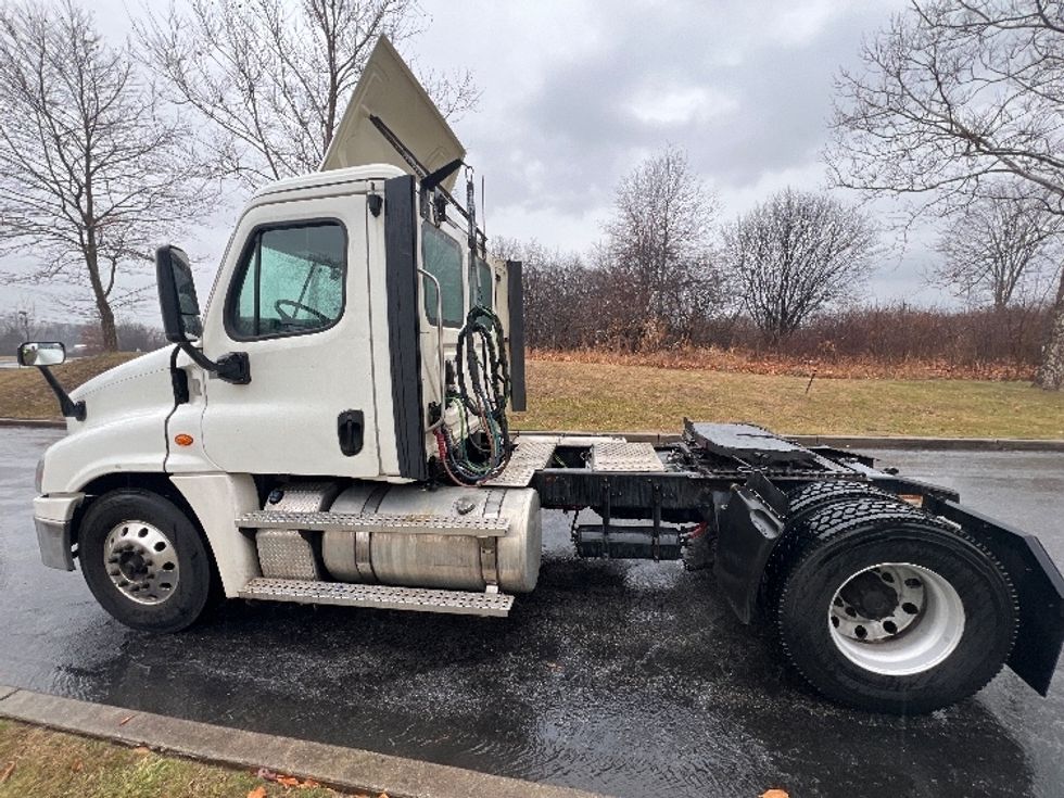 Day Cab Tractor-Heavy Duty Tractors-Freightliner-2019-Cascadia 12542ST-Montgomery-NY-369,018\n\t\tmiles-$ 28,750 - Image 4
