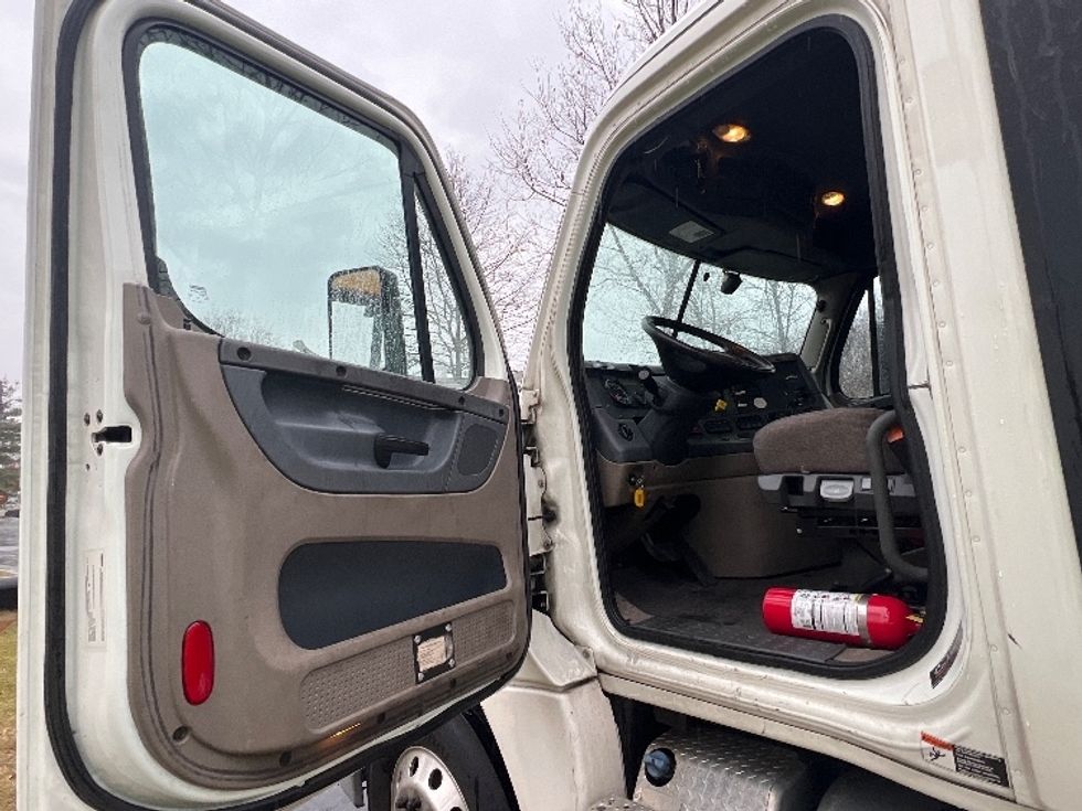 Day Cab Tractor-Heavy Duty Tractors-Freightliner-2019-Cascadia 12542ST-Montgomery-NY-369,018\n\t\tmiles-$ 28,750 - Image 9
