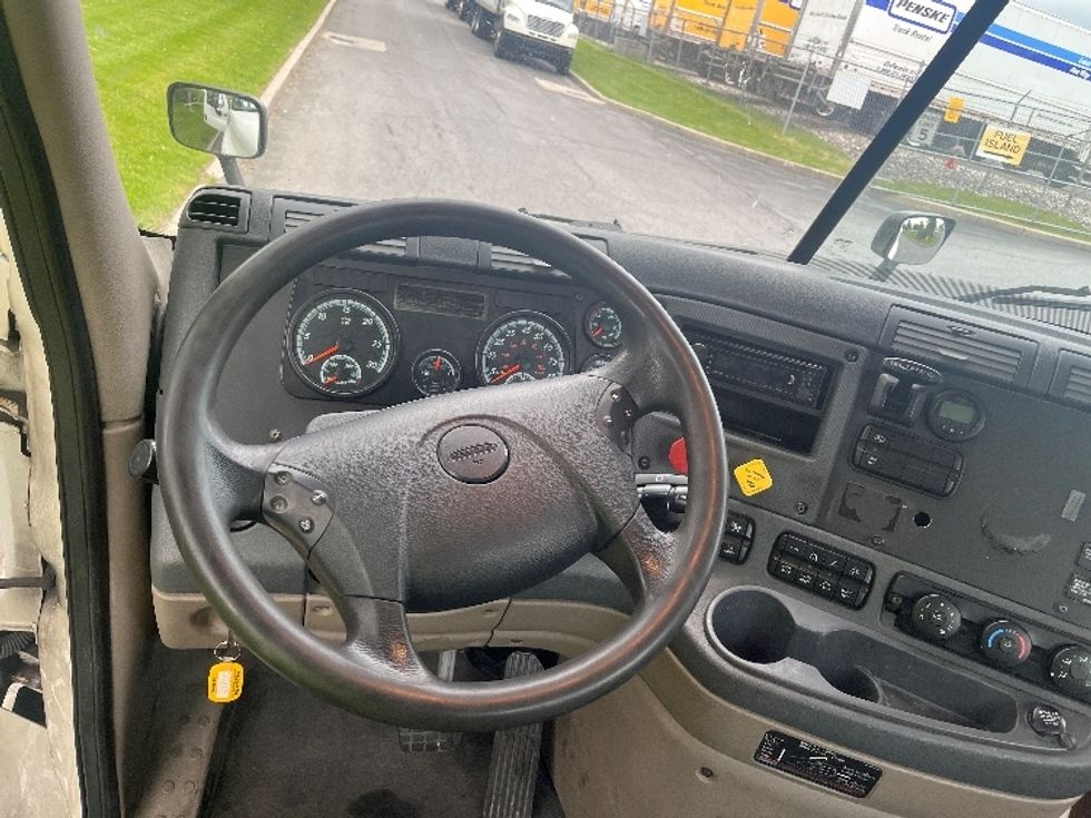 Day Cab Tractor-Heavy Duty Tractors-Freightliner-2019-Cascadia 12542ST-Montgomery-NY-373,642\n\t\tmiles-$ 33,000 - Image 11