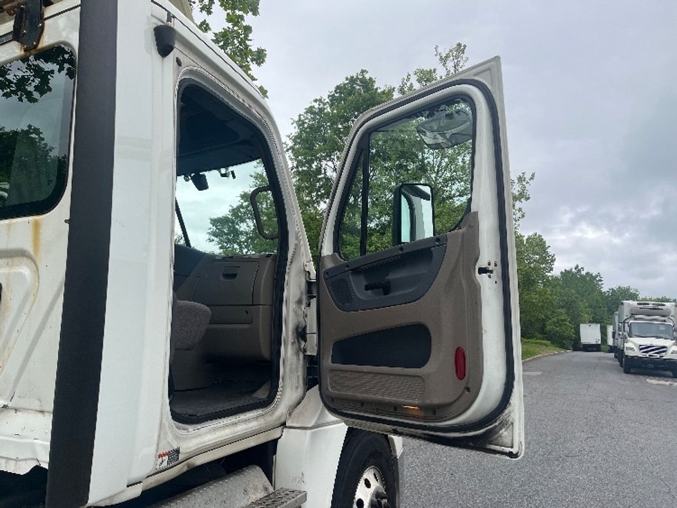 Day Cab Tractor-Heavy Duty Tractors-Freightliner-2019-Cascadia 12542ST-Montgomery-NY-373,642\n\t\tmiles-$ 33,000 - Image 12