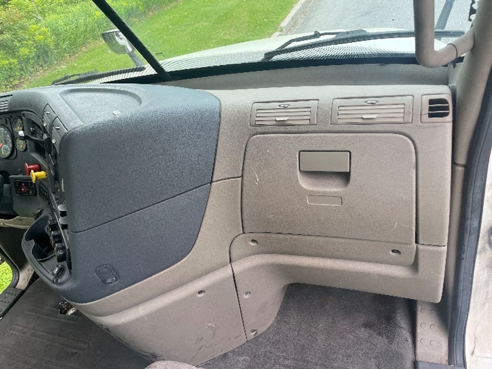 Day Cab Tractor-Heavy Duty Tractors-Freightliner-2019-Cascadia 12542ST-Montgomery-NY-373,642\n\t\tmiles-$ 33,000 - Image 13