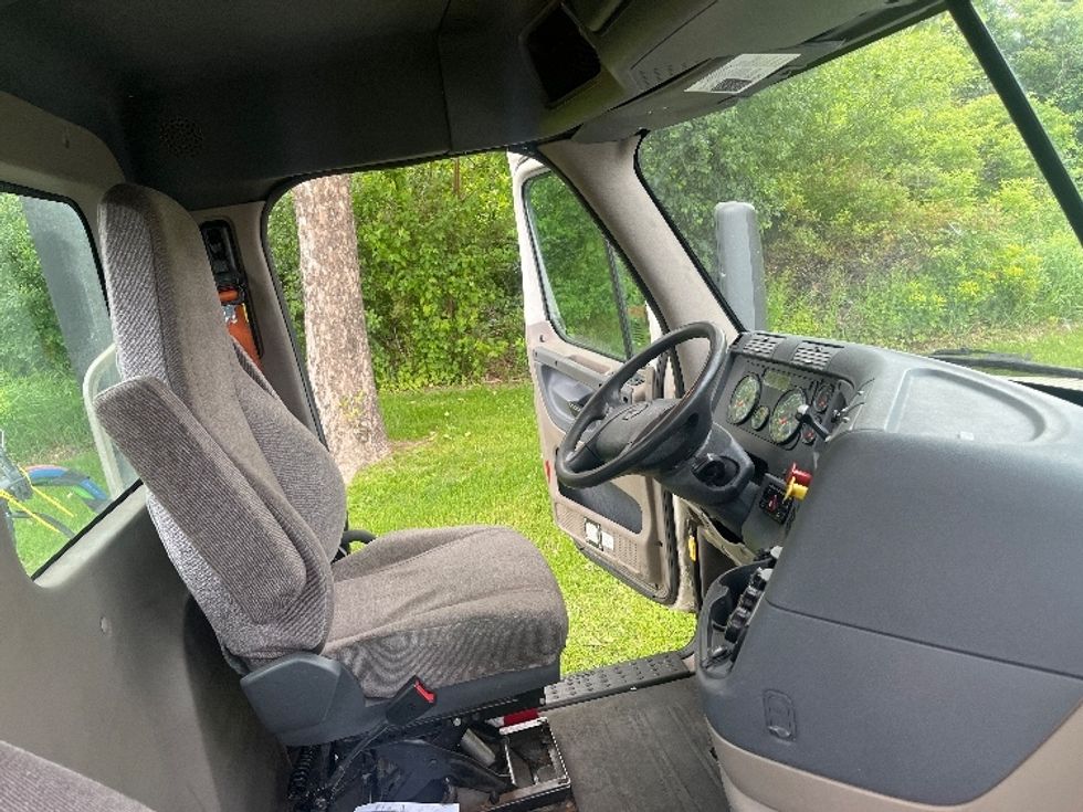 Day Cab Tractor-Heavy Duty Tractors-Freightliner-2019-Cascadia 12542ST-Montgomery-NY-373,642\n\t\tmiles-$ 33,000 - Image 14