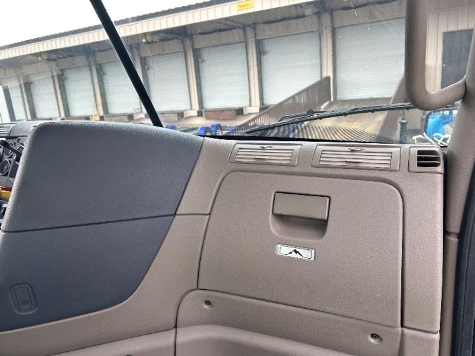 Day Cab Tractor-Heavy Duty Tractors-Freightliner-2019-Cascadia 12542ST-Mount Juliet-TN-498,550\n\t\tmiles-$ 31,250 - Image 13