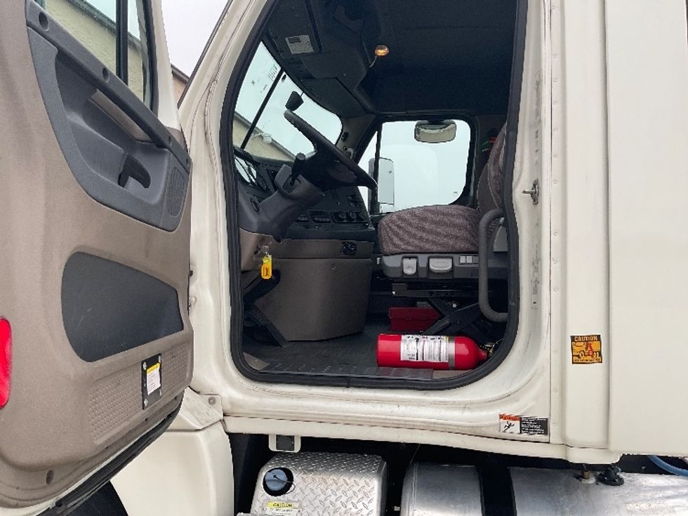 Day Cab Tractor-Heavy Duty Tractors-Freightliner-2019-Cascadia 12542ST-Nashville (Mount Juliet)-TN-386,799\n\t\tmiles-$ 34,000 - Image 9