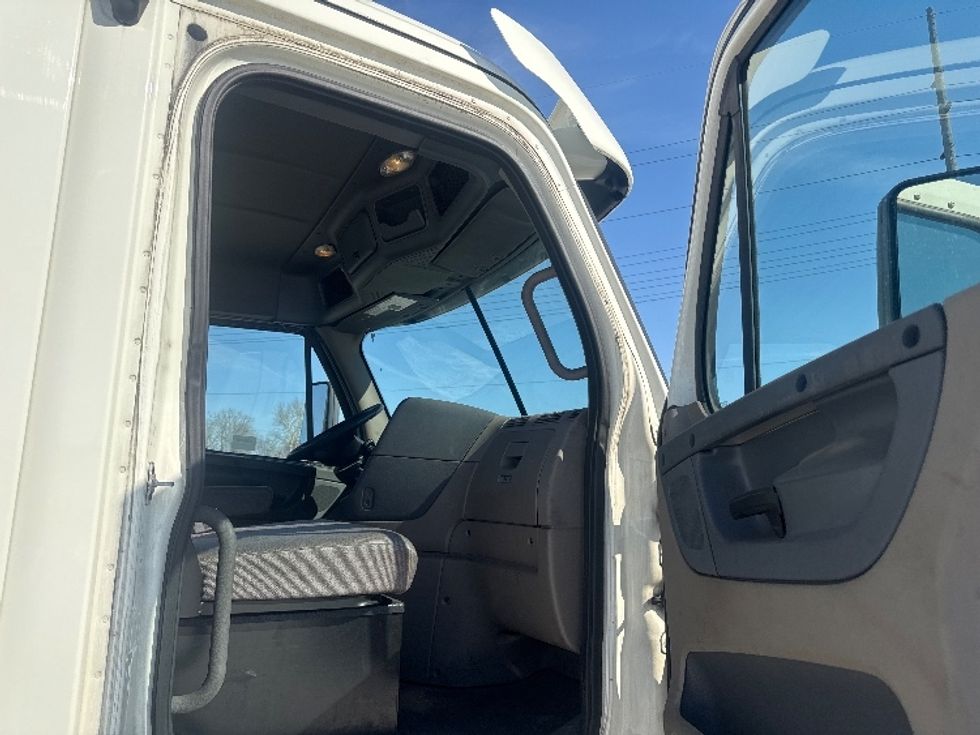 Day Cab Tractor-Heavy Duty Tractors-Freightliner-2019-Cascadia 12542ST-Newark-OH-53,255\n\t\tmiles-$ 31,000 - Image 12