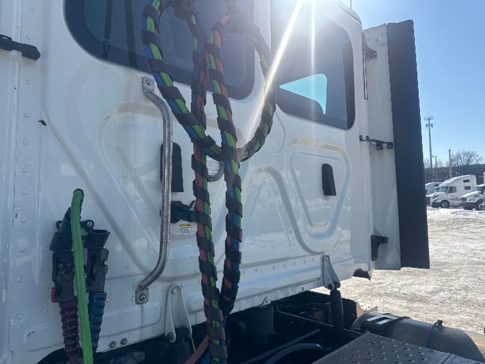 Day Cab Tractor-Heavy Duty Tractors-Freightliner-2019-Cascadia 12542ST-Newark-OH-53,255\n\t\tmiles-$ 31,000 - Image 18