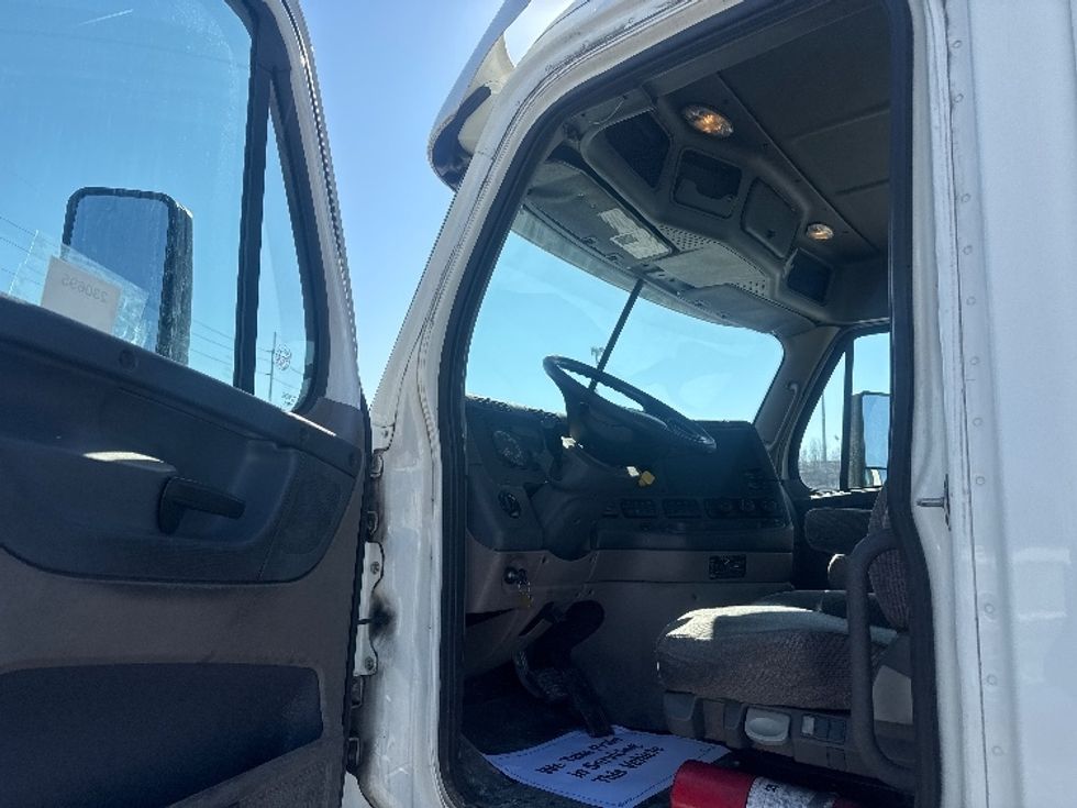 Day Cab Tractor-Heavy Duty Tractors-Freightliner-2019-Cascadia 12542ST-Newark-OH-53,255\n\t\tmiles-$ 31,000 - Image 9