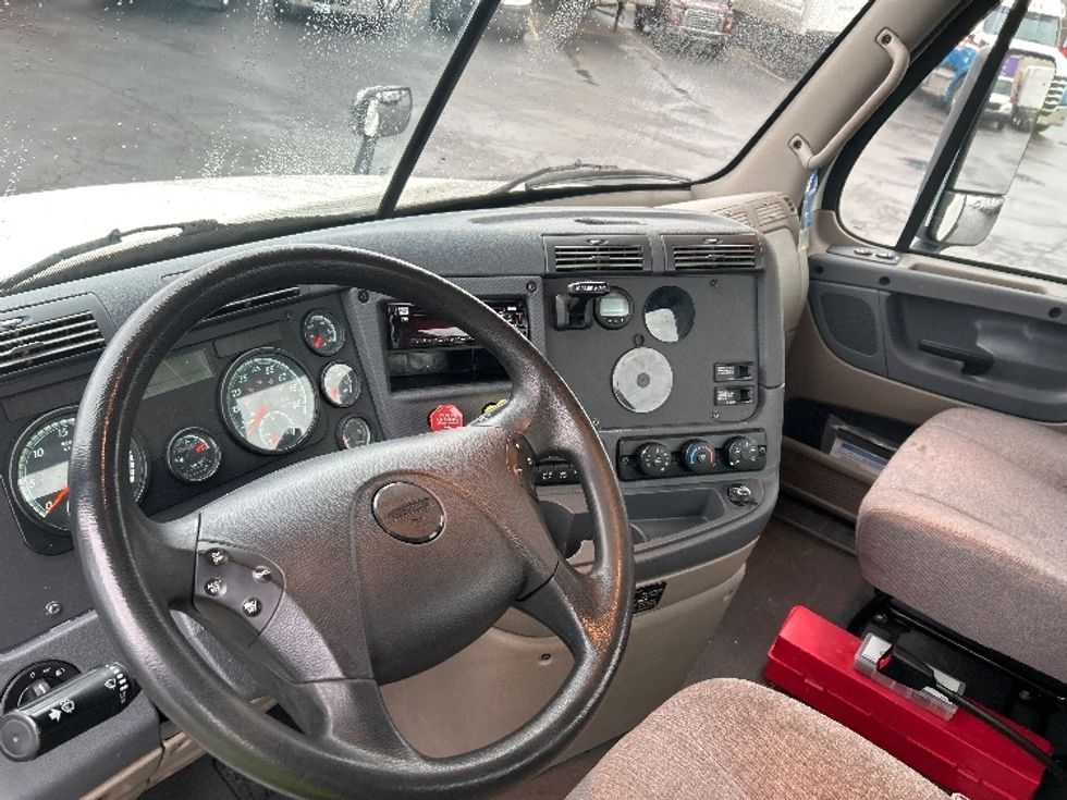 Day Cab Tractor-Heavy Duty Tractors-Freightliner-2019-Cascadia 12542ST-Obetz-OH-355,803\n\t\tmiles-$ 28,750 - Image 10