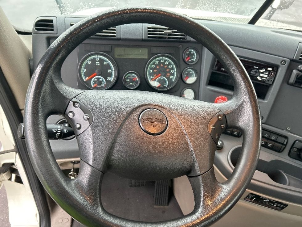 Day Cab Tractor-Heavy Duty Tractors-Freightliner-2019-Cascadia 12542ST-Obetz-OH-355,803\n\t\tmiles-$ 28,750 - Image 11