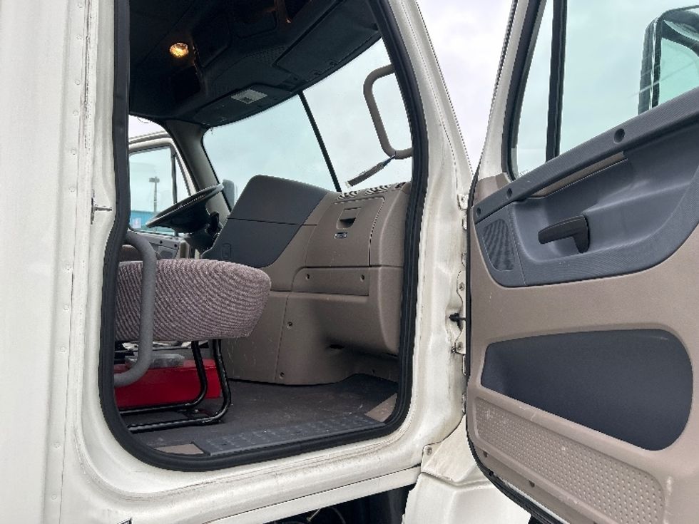 Day Cab Tractor-Heavy Duty Tractors-Freightliner-2019-Cascadia 12542ST-Obetz-OH-355,803\n\t\tmiles-$ 28,750 - Image 12