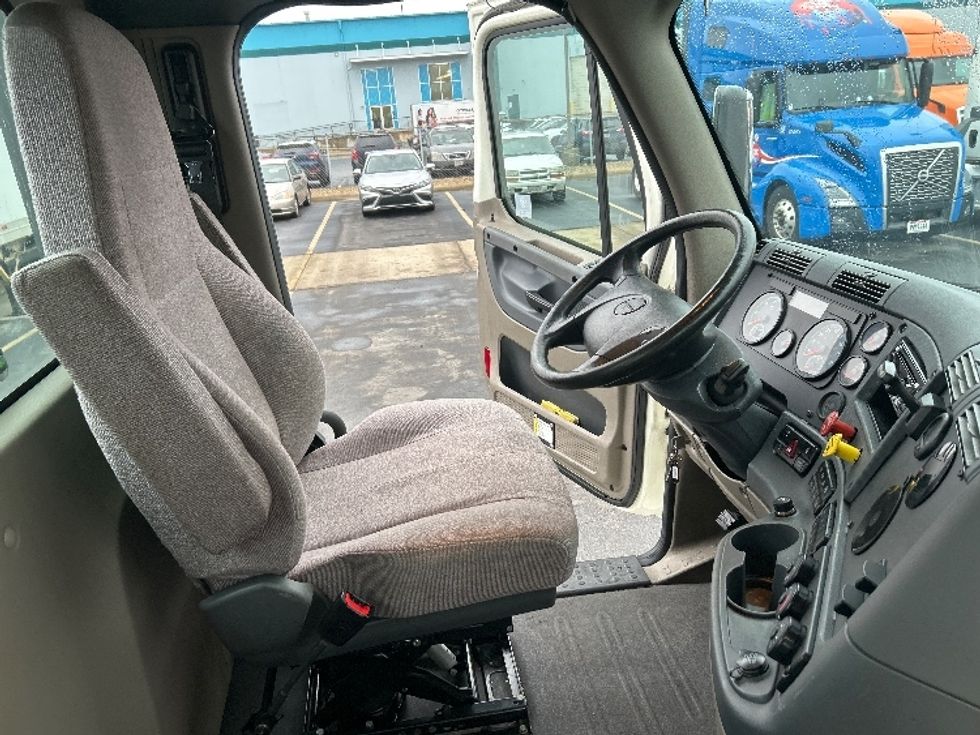 Day Cab Tractor-Heavy Duty Tractors-Freightliner-2019-Cascadia 12542ST-Obetz-OH-355,803\n\t\tmiles-$ 28,750 - Image 14