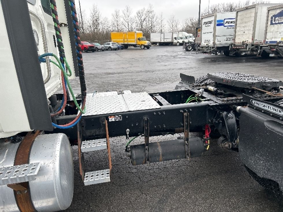 Day Cab Tractor-Heavy Duty Tractors-Freightliner-2019-Cascadia 12542ST-Obetz-OH-355,803\n\t\tmiles-$ 28,750 - Image 17