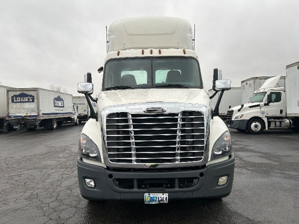 Day Cab Tractor-Heavy Duty Tractors-Freightliner-2019-Cascadia 12542ST-Obetz-OH-355,803\n\t\tmiles-$ 28,750 - Image 2