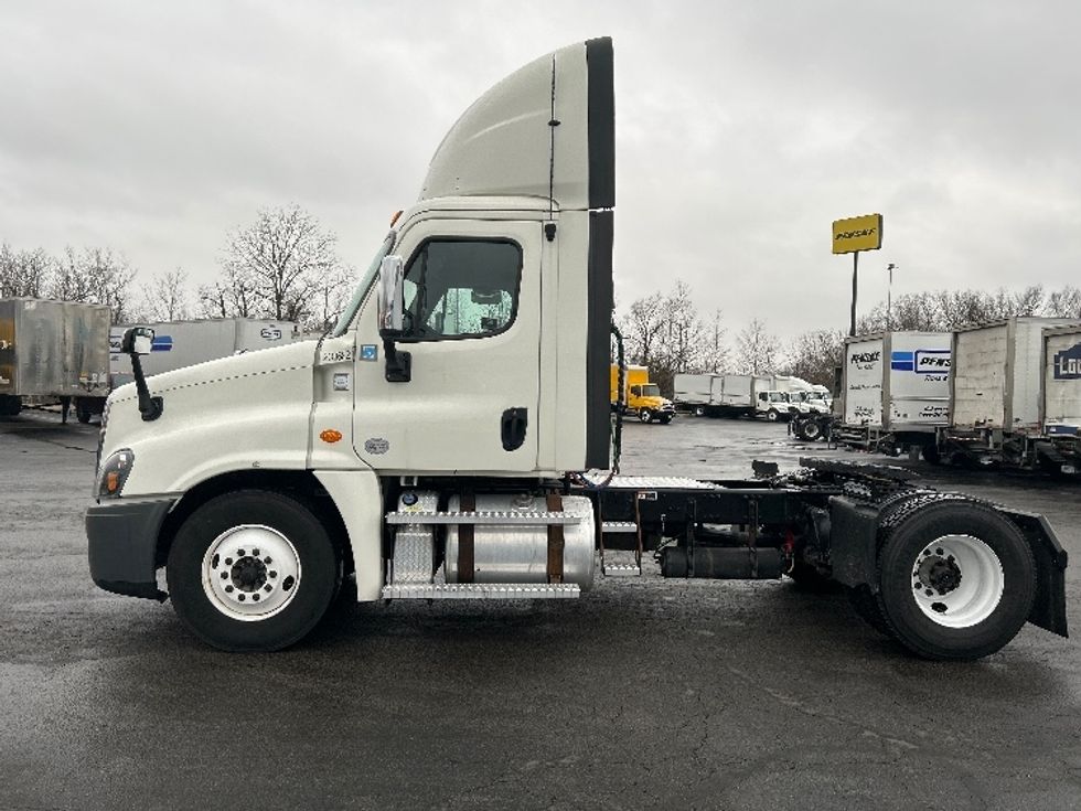 Day Cab Tractor-Heavy Duty Tractors-Freightliner-2019-Cascadia 12542ST-Obetz-OH-355,803\n\t\tmiles-$ 28,750 - Image 4