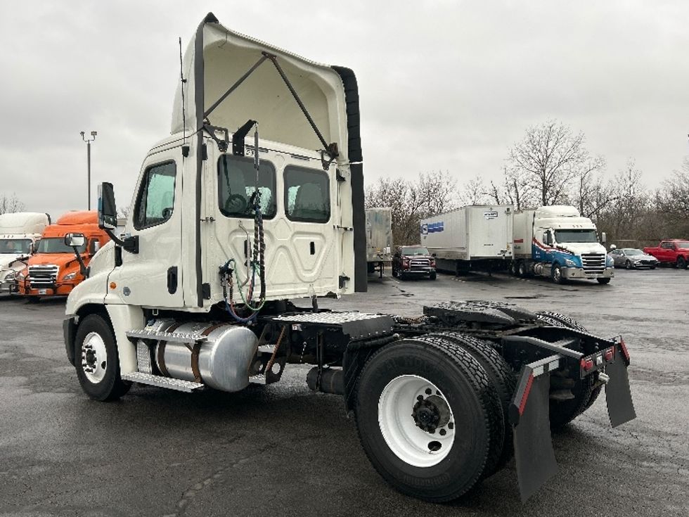 Day Cab Tractor-Heavy Duty Tractors-Freightliner-2019-Cascadia 12542ST-Obetz-OH-355,803\n\t\tmiles-$ 28,750 - Image 5