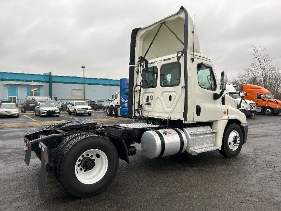 Day Cab Tractor-Heavy Duty Tractors-Freightliner-2019-Cascadia 12542ST-Obetz-OH-355,803\n\t\tmiles-$ 28,750 - Image 7