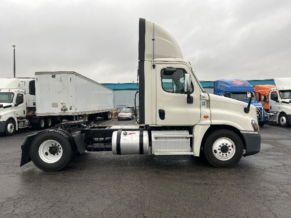 Day Cab Tractor-Heavy Duty Tractors-Freightliner-2019-Cascadia 12542ST-Obetz-OH-355,803\n\t\tmiles-$ 28,750 - Image 8