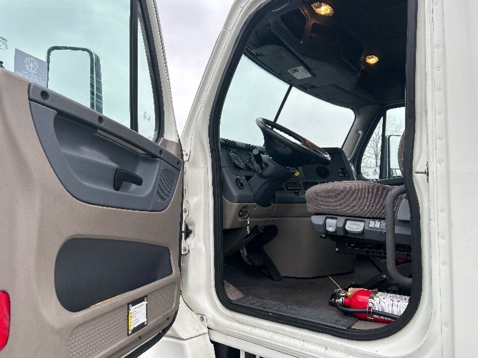 Day Cab Tractor-Heavy Duty Tractors-Freightliner-2019-Cascadia 12542ST-Obetz-OH-355,803\n\t\tmiles-$ 28,750 - Image 9