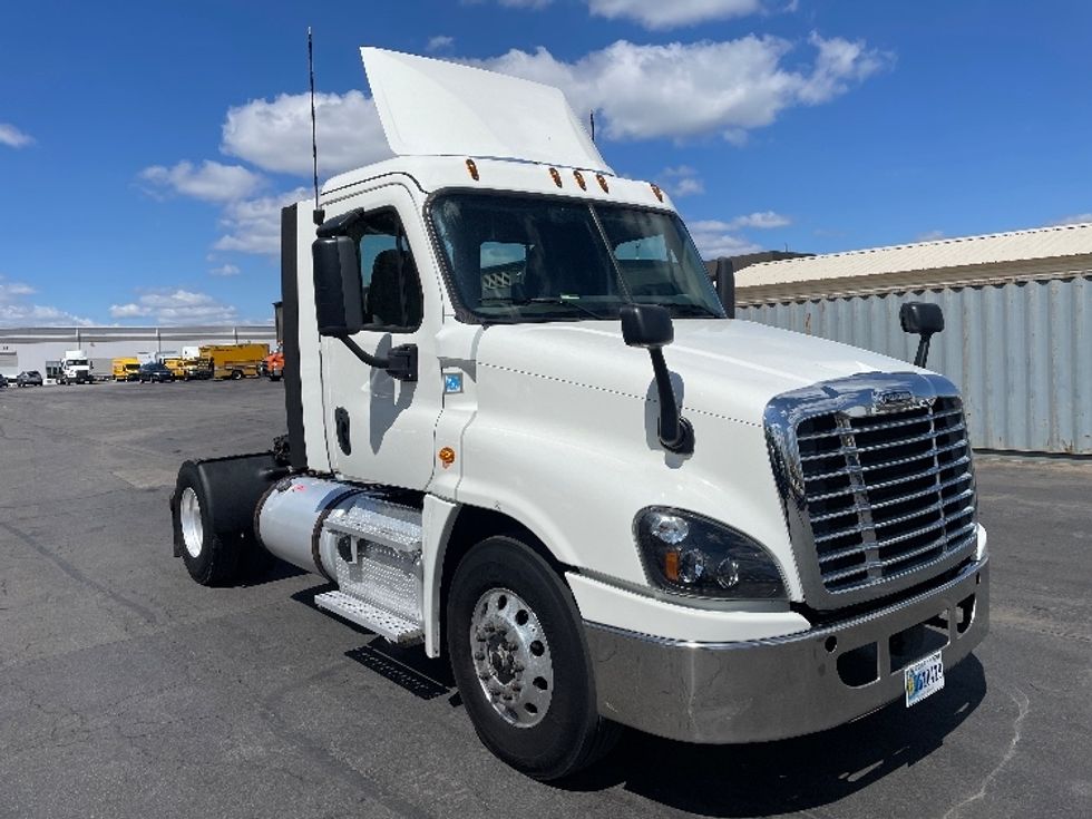 Day Cab Tractor-Heavy Duty Tractors-Freightliner-2019-Cascadia 12542ST-Obetz-OH-377,873\n\t\tmiles-$ 32,750 - Image 1