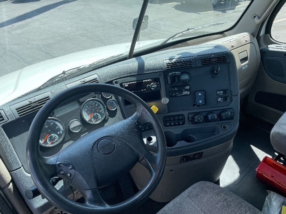 Day Cab Tractor-Heavy Duty Tractors-Freightliner-2019-Cascadia 12542ST-Obetz-OH-377,873\n\t\tmiles-$ 32,750 - Image 10