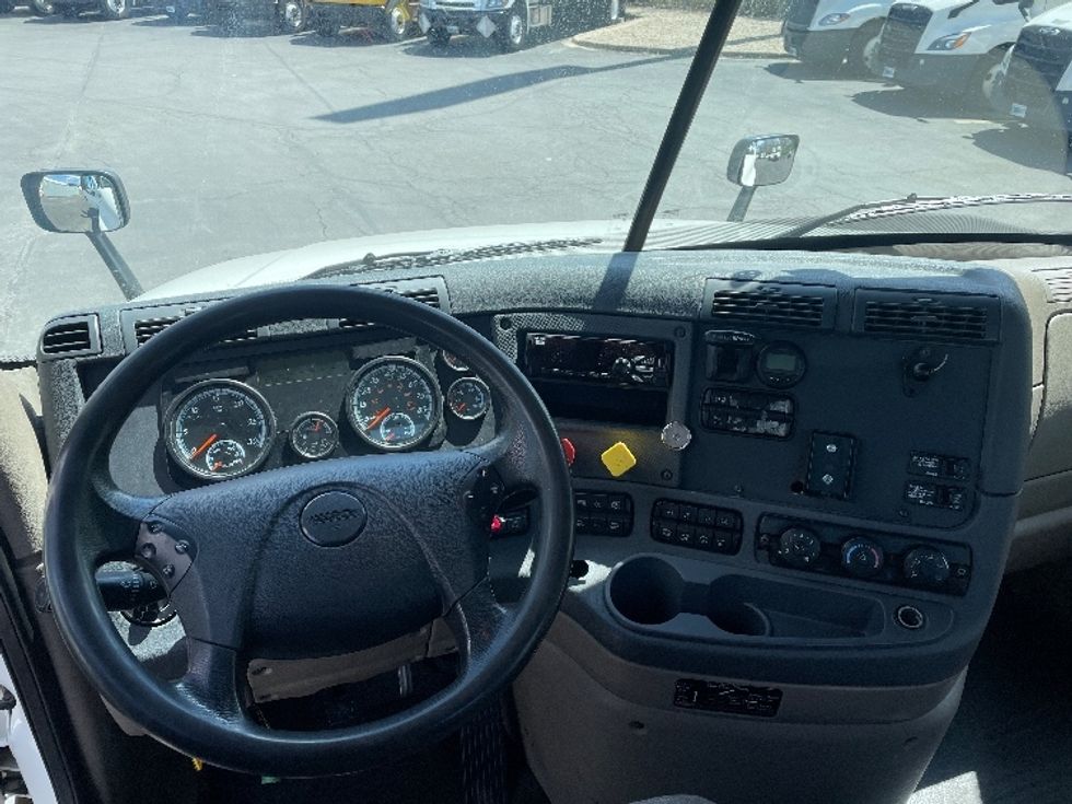 Day Cab Tractor-Heavy Duty Tractors-Freightliner-2019-Cascadia 12542ST-Obetz-OH-377,873\n\t\tmiles-$ 32,750 - Image 11