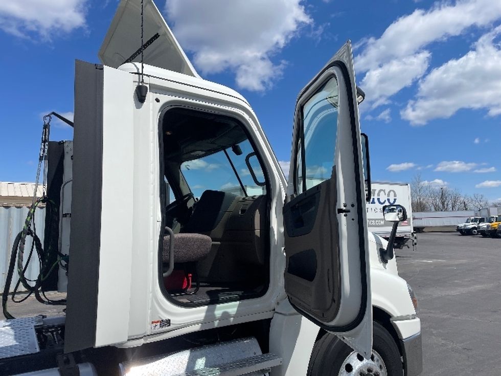 Day Cab Tractor-Heavy Duty Tractors-Freightliner-2019-Cascadia 12542ST-Obetz-OH-377,873\n\t\tmiles-$ 32,750 - Image 12