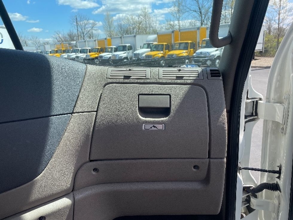 Day Cab Tractor-Heavy Duty Tractors-Freightliner-2019-Cascadia 12542ST-Obetz-OH-377,873\n\t\tmiles-$ 32,750 - Image 13