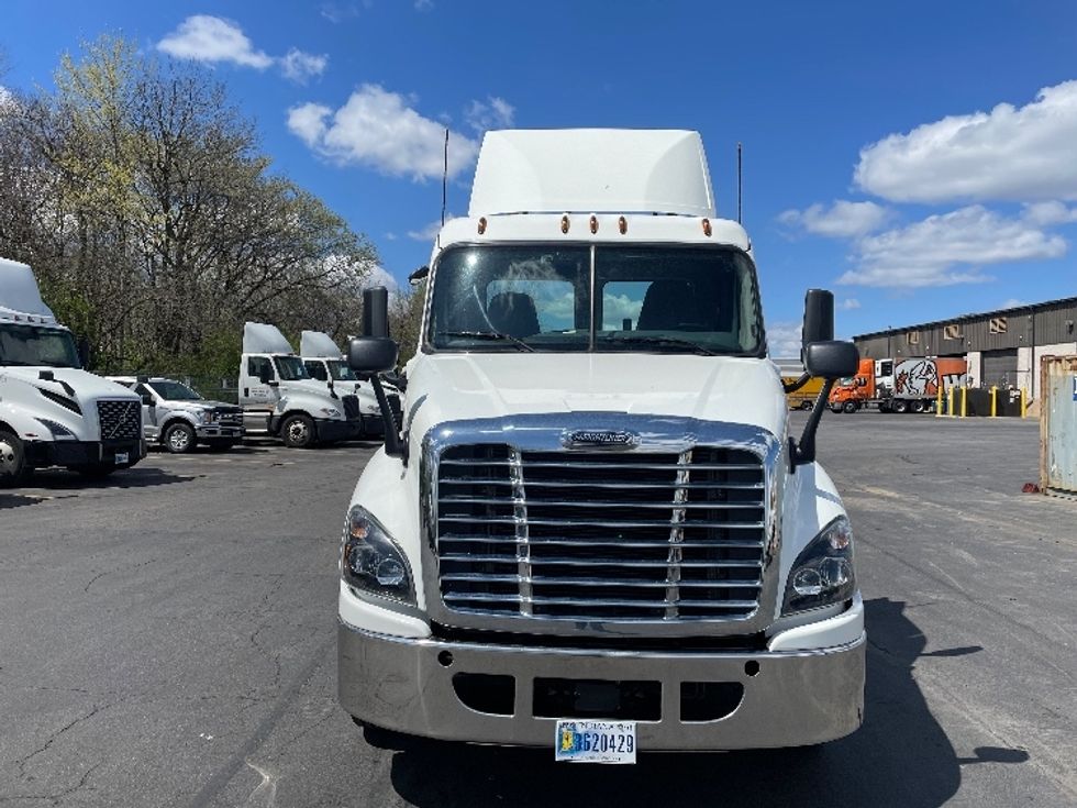 2019 Freightliner Cascadia 125" Sleeper Cab photo 2