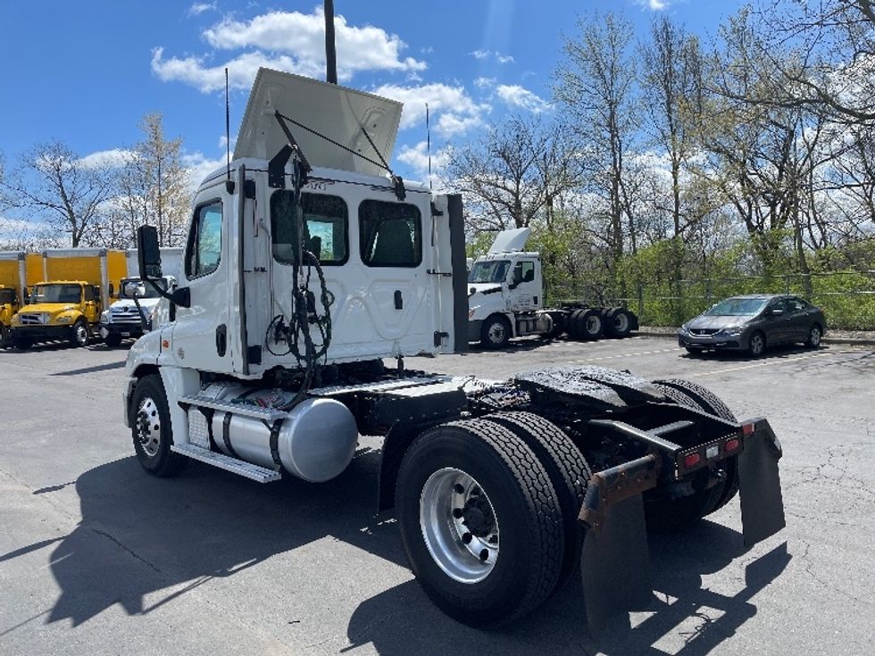Day Cab Tractor-Heavy Duty Tractors-Freightliner-2019-Cascadia 12542ST-Obetz-OH-377,873\n\t\tmiles-$ 32,750 - Image 5
