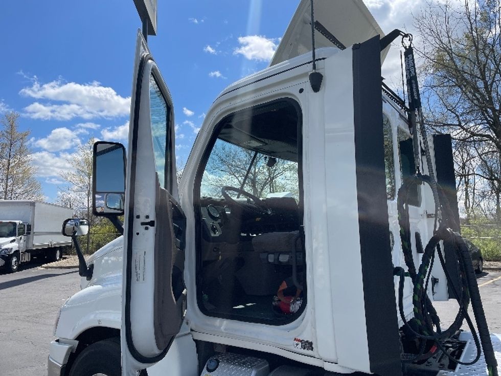 Day Cab Tractor-Heavy Duty Tractors-Freightliner-2019-Cascadia 12542ST-Obetz-OH-377,873\n\t\tmiles-$ 32,750 - Image 9