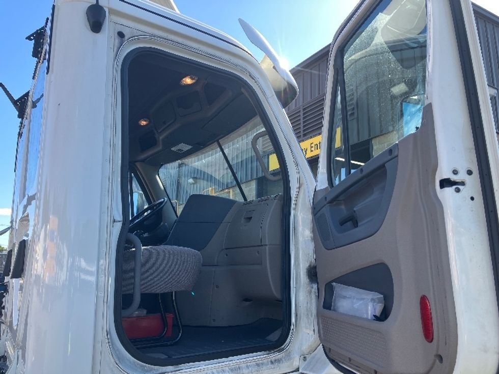 Day Cab Tractor-Heavy Duty Tractors-Freightliner-2019-Cascadia 12542ST-Parsippany-NJ-239,434\n\t\tmiles-$ 34,000 - Image 12