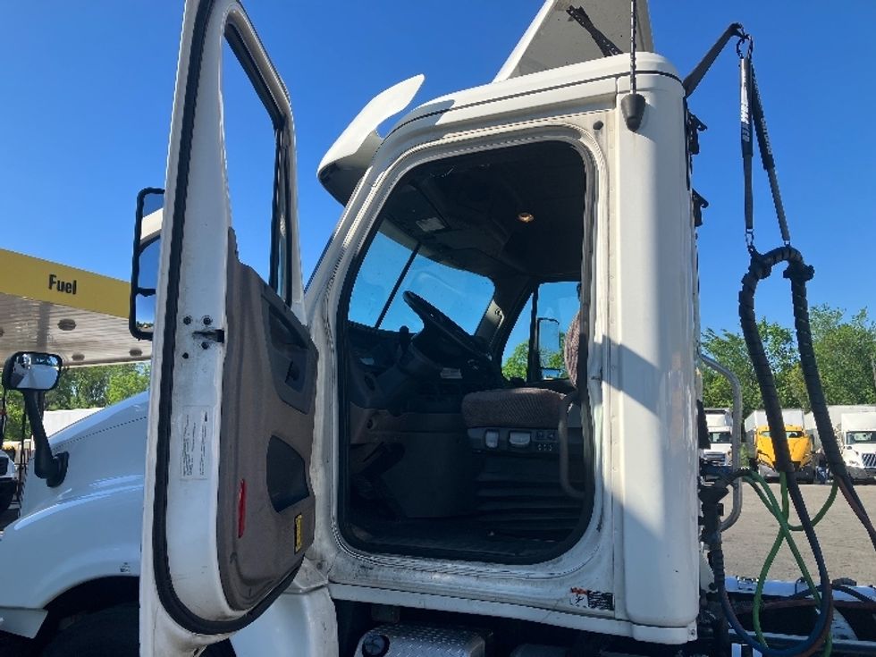 Day Cab Tractor-Heavy Duty Tractors-Freightliner-2019-Cascadia 12542ST-Parsippany-NJ-239,434\n\t\tmiles-$ 34,000 - Image 9
